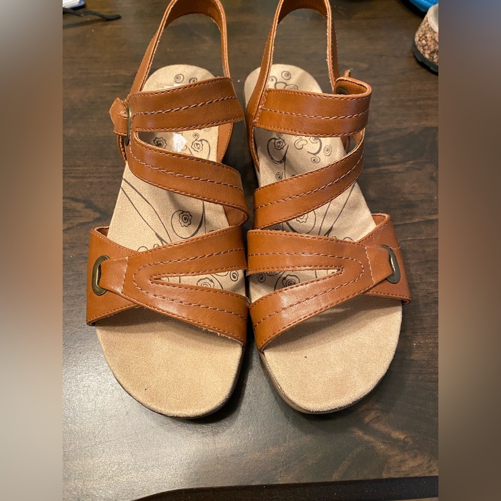 BareTraps Women's Brown Strappy Sandals 8.5 W.  NWOT - Picture 2 of 6
